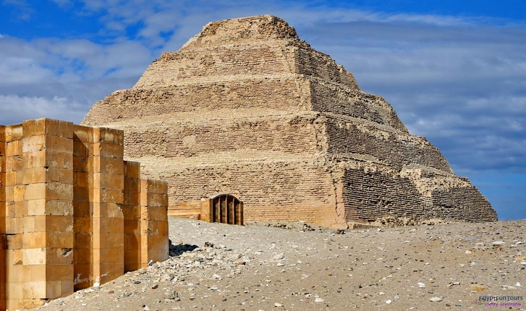 Saqqara step pyramid - Narrativa Histórica  (Voz humana)
