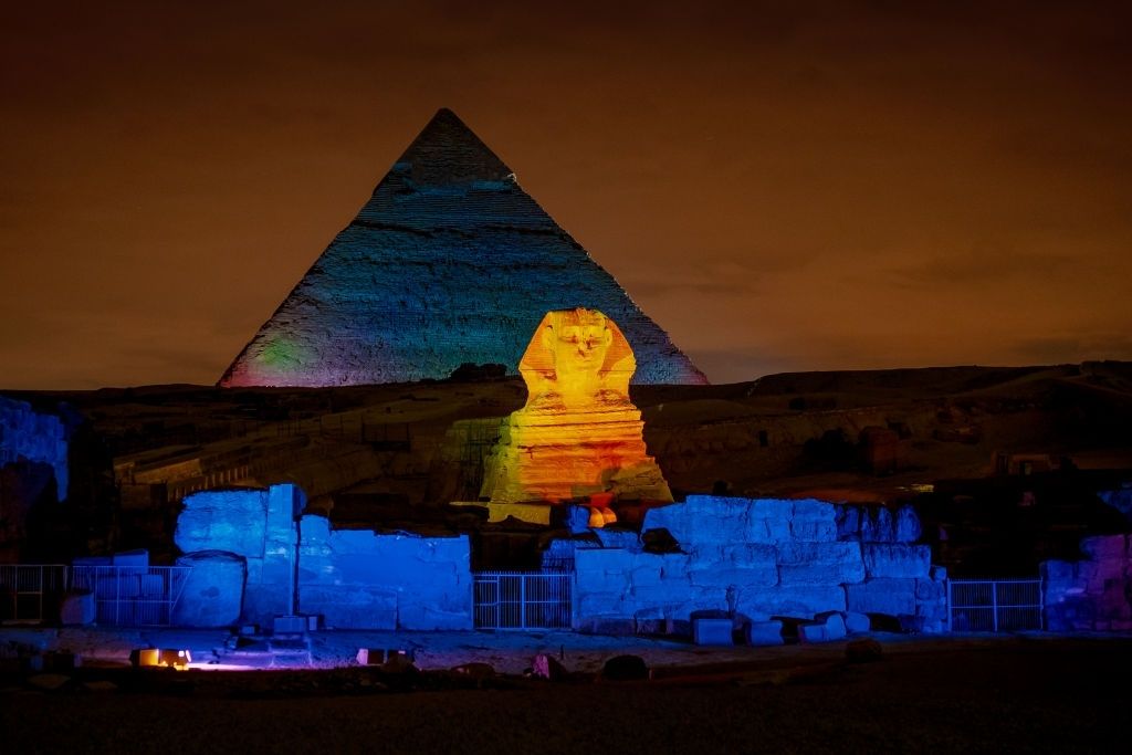 Pirámides y Esfinge de Giza en una meseta en el Cairo